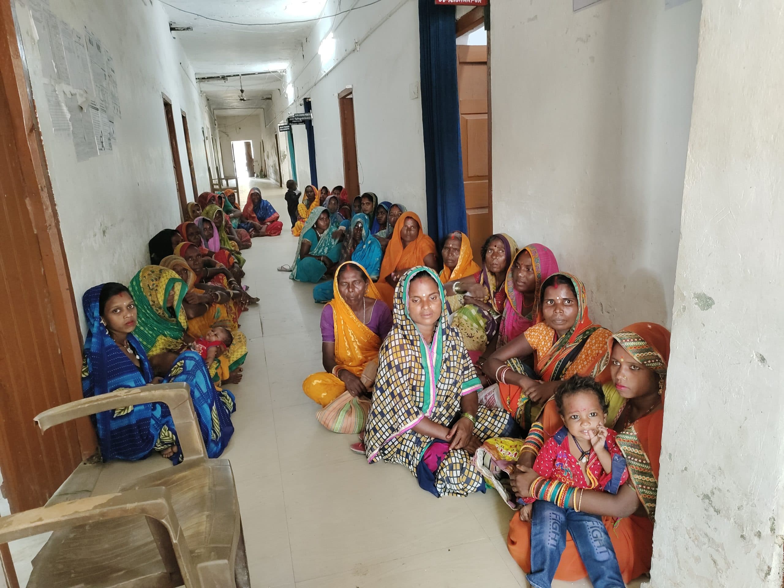 विभिन्न मांगों को लेकर महादलित टोला की महिलाओं ने अंचल कार्यालय में किया प्रदर्शन