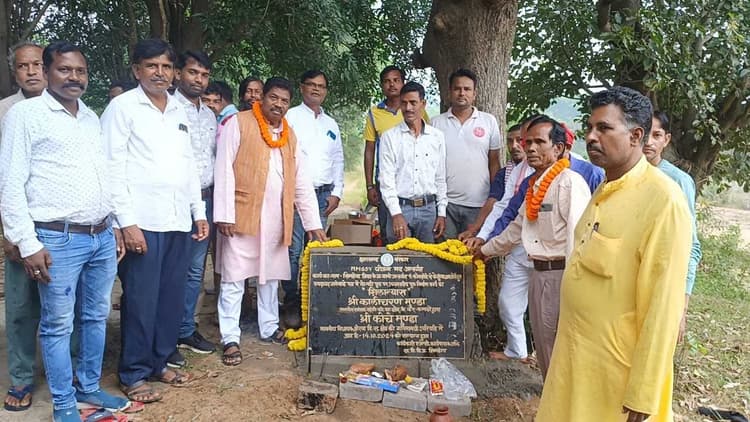 विधायक कोचे मुंडा ने किया विकास कार्यों का शिलान्यास