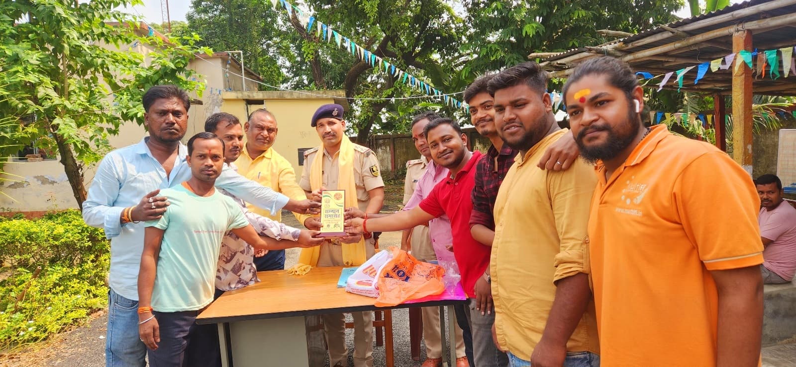 पौआखाली दुर्गा पूजा समिति ने थानाध्यक्ष व महिला एसआई को किया सम्मानित