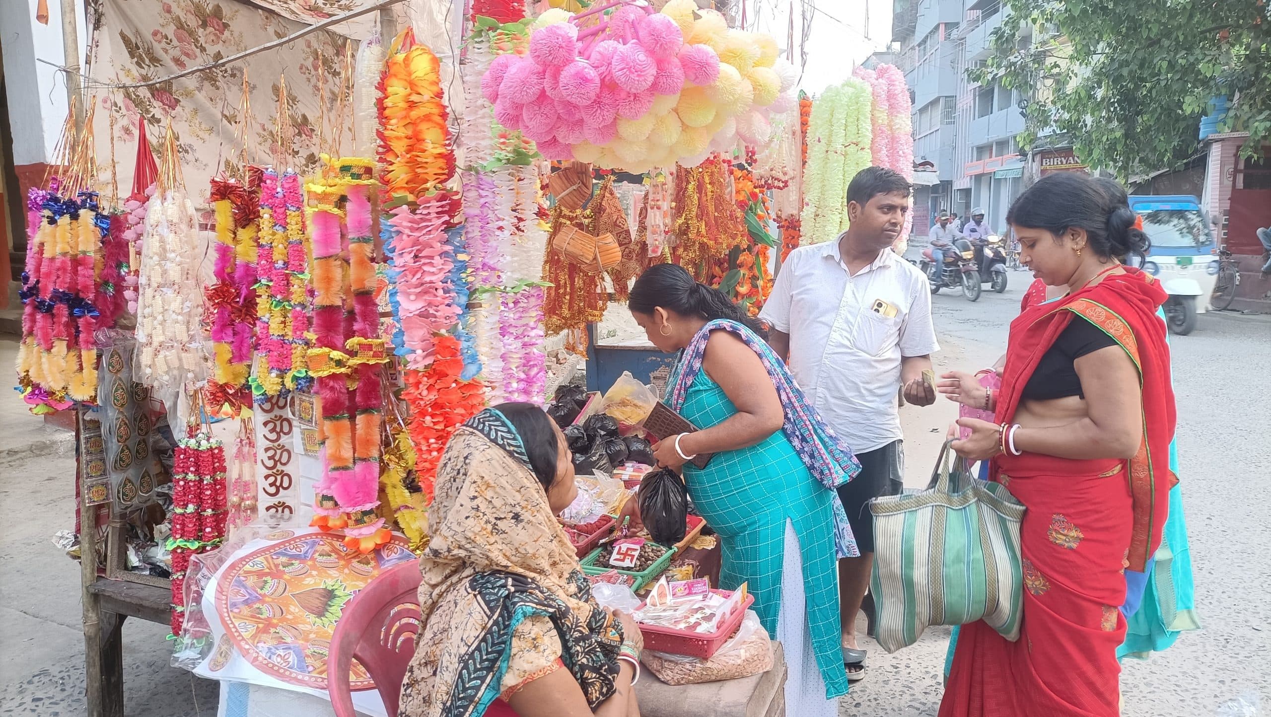 लक्खी पूजा आज, बाजार में खरीददारों की दिखी चहल पहल