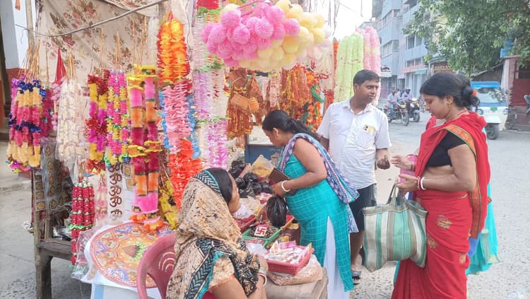 लक्खी पूजा आज, बाजार में खरीददारों की दिखी चहल पहल
