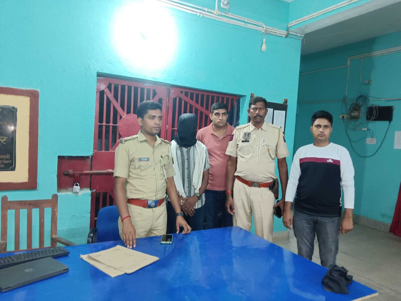 राजस्थान से 15 लाख की चोरी कर भागा एक युवक गिरफ्तार