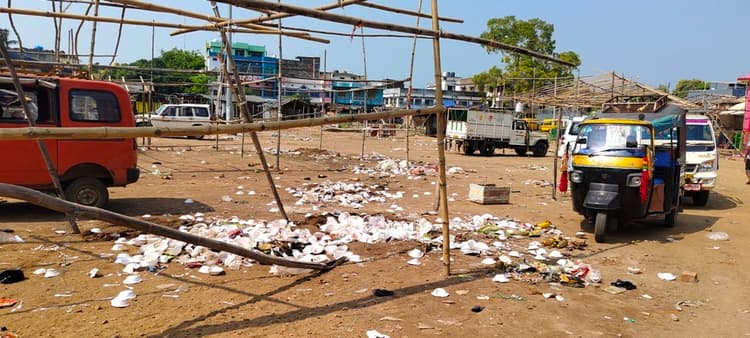 दुर्गा पूजा के बाद जगह-जगह फैली है गंदगी, नगर प्रशासन उदासीन