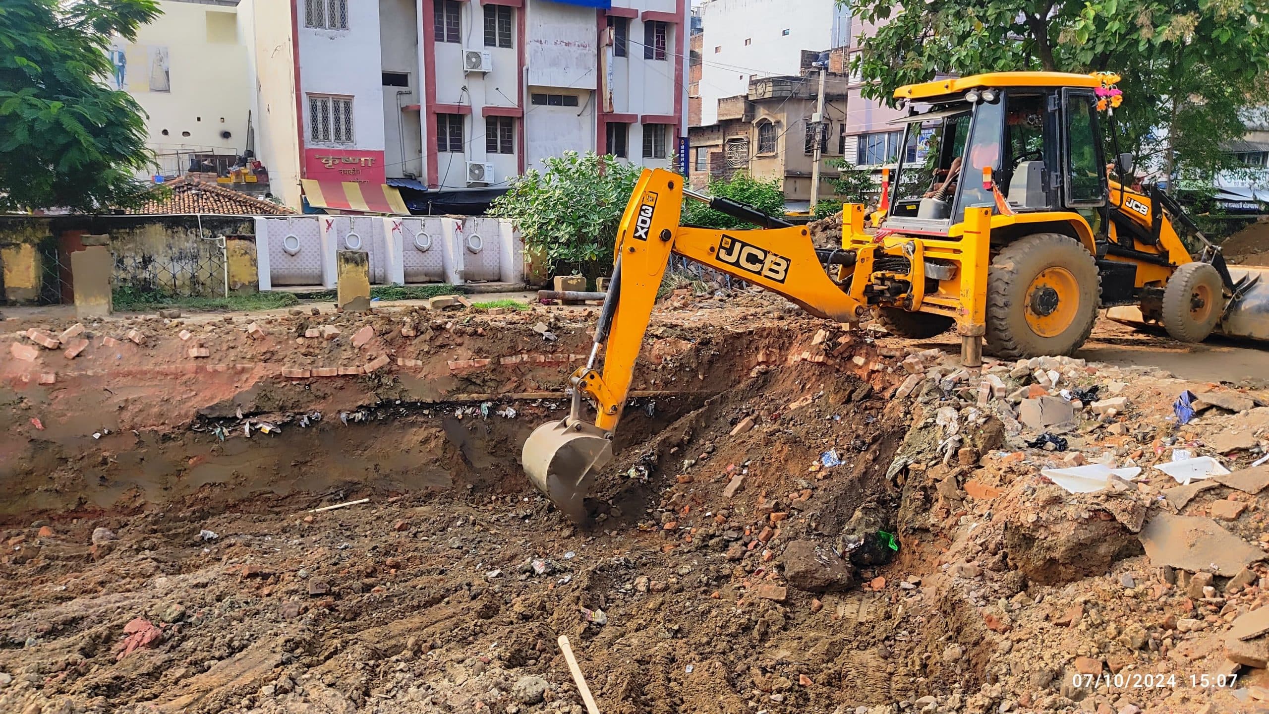 जमालपुर स्टेशन परिसर में फव्वारा व बगीचे का निर्माण कार्य आरंभ