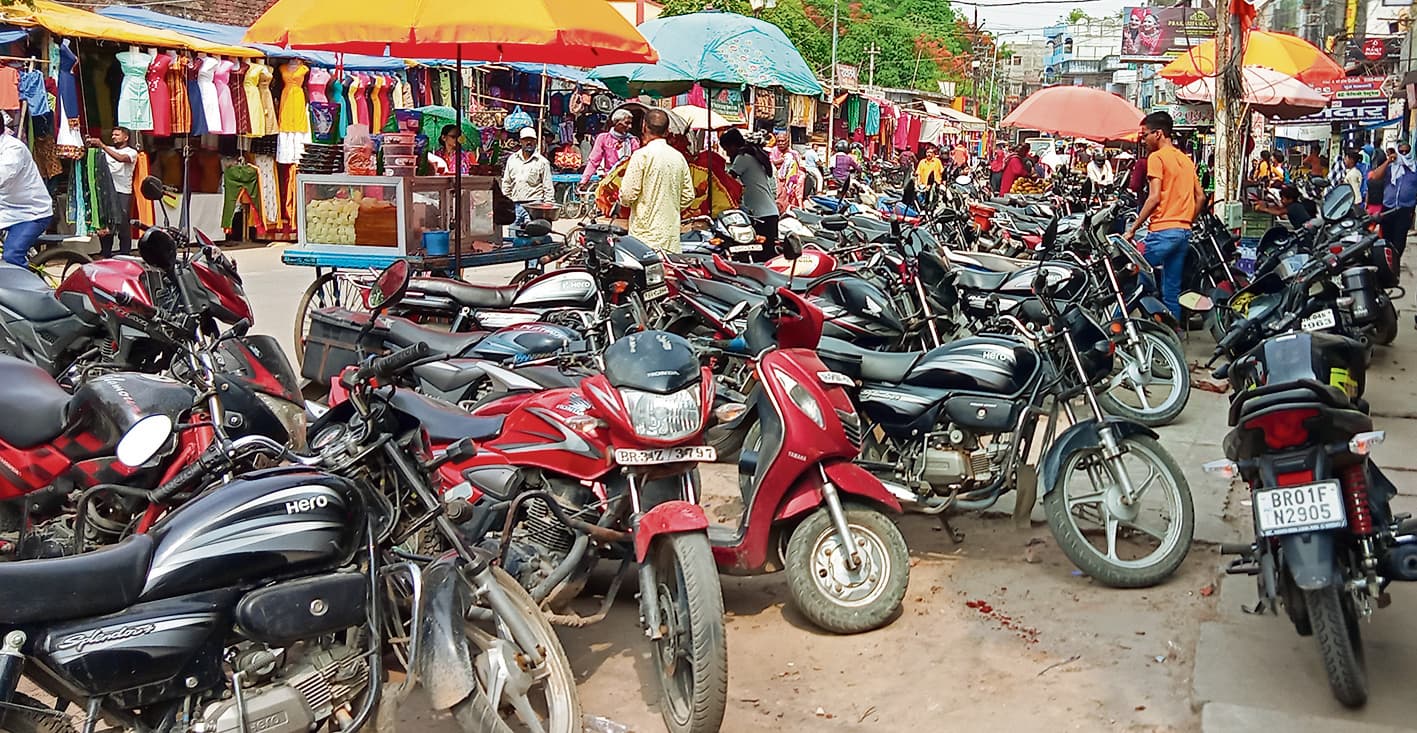 Chhapra News : शहर में पार्किंग जोन नदारद, सड़कों पर खड़े वाहनों से हो रही परेशानी