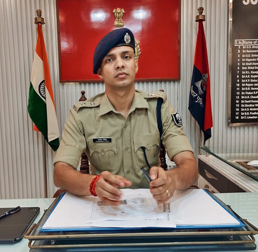 Gopalganj News  : गोपालगंज एसपी ने शराब और गांजा तस्करों के साथ साठगांठ के आरोप में चार थानेदारों को किया निलंबित