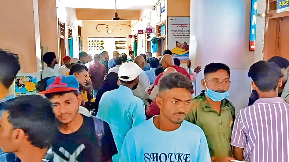 Gopalganj News  : बदलते मौसम में फीवर, काेल्ड और कफ के बढ़े मरीज, ओपीडी व दवा काउंटर पर हो रही भीड़