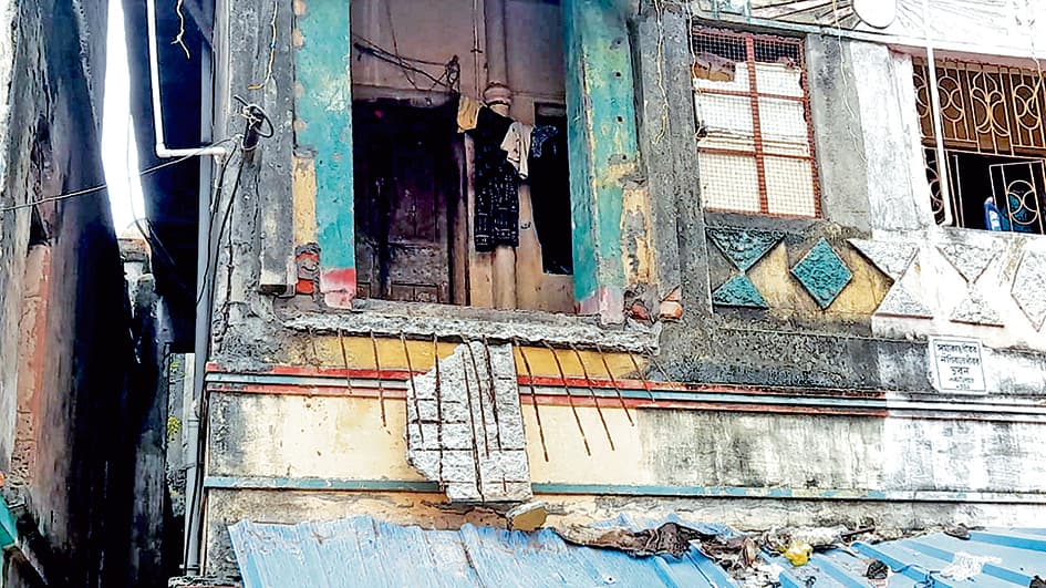 आतिशबाजी के दौरान बालकनी का फर्श अचानक टूटने से दंपती की मौत, 16 घायल