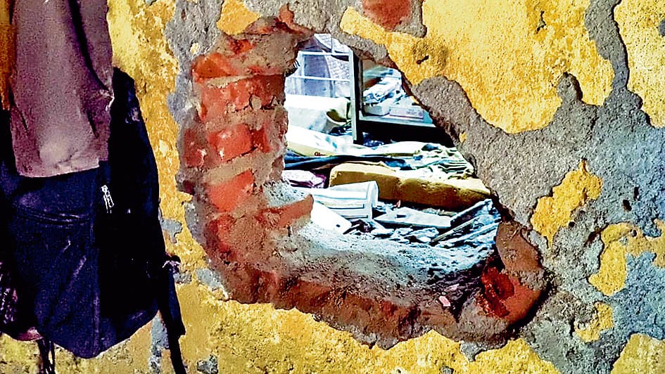 लावदोहा फरीदपुर में गहने की दुकान की दीवार में सेंध लगाकर की चोरी