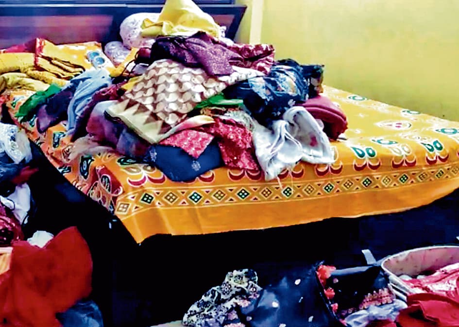 कांकसा : एक ही रात बहुमंजिली इमारत के तीन फ्लैटों में चोरी, घटना कैमरे में कैद