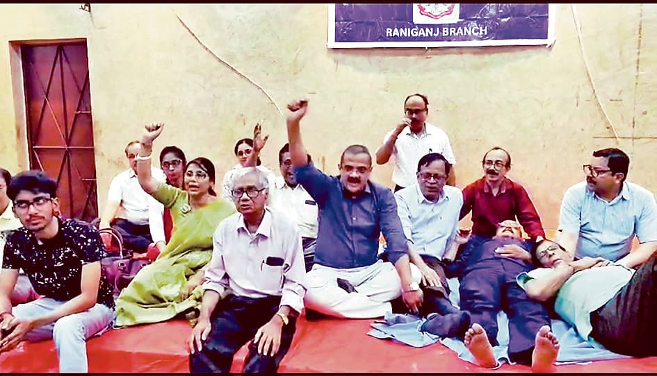 आइएमए, रानीगंज शाखा के डॉक्टरों ने किया अनशन