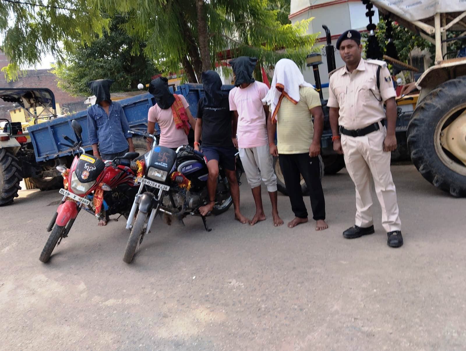 Aurangabad News : छह ट्रैक्टरों व दो बाइकों के साथ छह गिरफ्तार