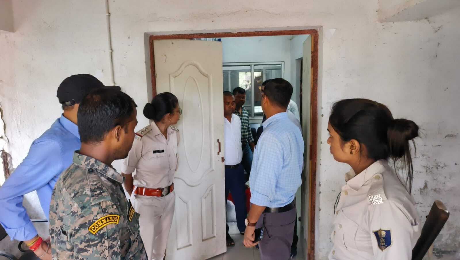 Aurangabad News : अंचल कार्यालय के अभिलेखागार के बाहर हंगामा