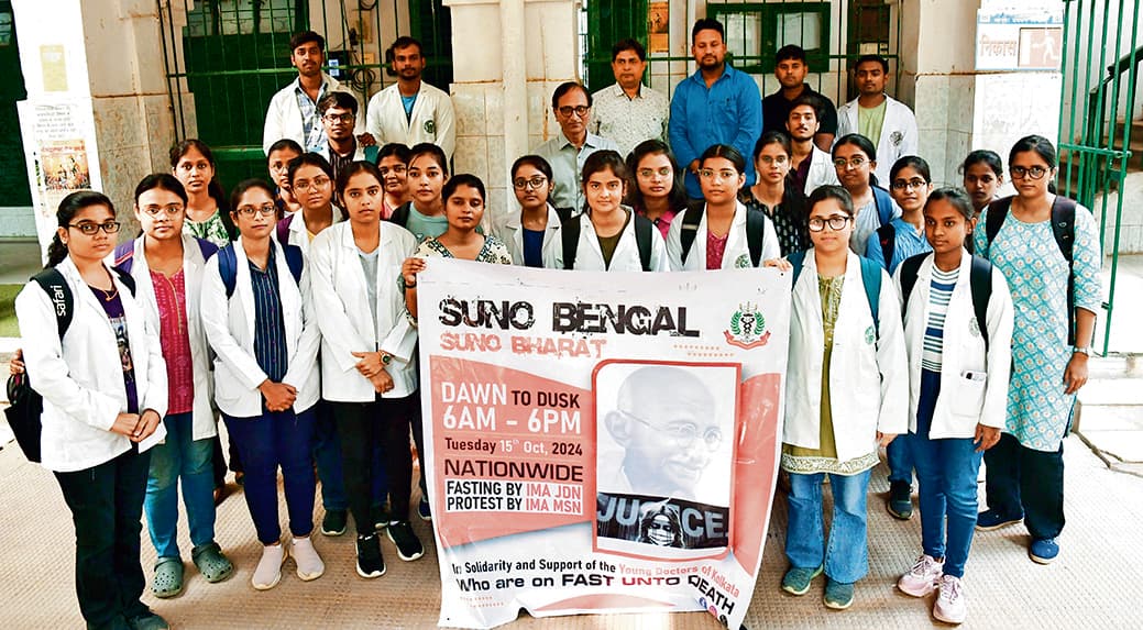 जूनियर डॉक्टरों ने अनशन रख किया विरोध