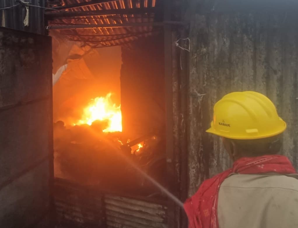 BOKARO NEWS: कबाड़ के गोदाम में लगी आग, डेढ़ लाख का नुकसान