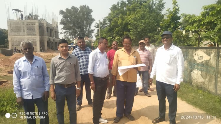 Giridih News: स्टेडियम के लिए चिह्नित जमीन पर विवाद गहराया, मापी में जुटे अंचलकर्मी