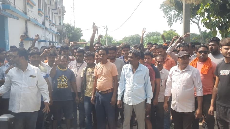 टोटो चालकों ने मंत्री डॉ इरफान का आवास घेरा, एसडीओ की पहल पर हटायी गयी नो एंट्री