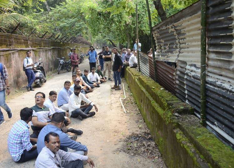 dhanbadnews: आइआइटी आइएसएम की चहारदीवारी का निर्माण कार्य रोका