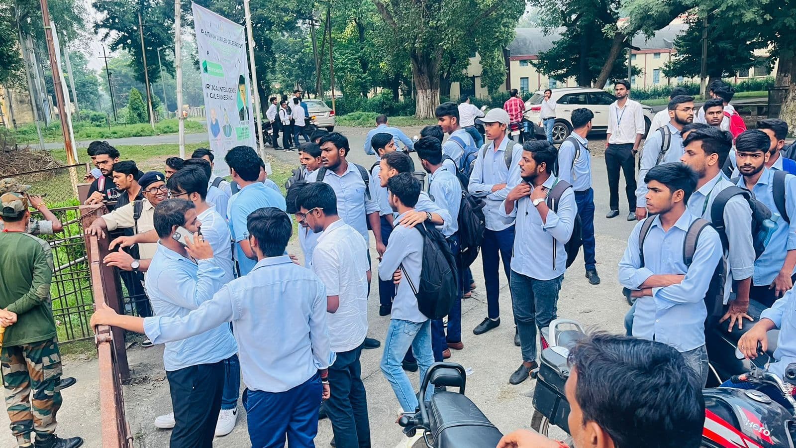 Dhanbad News:कदाचार करते परीक्षार्थी को वीक्षक ने मारा थप्पड़, विरोध में हंगामा