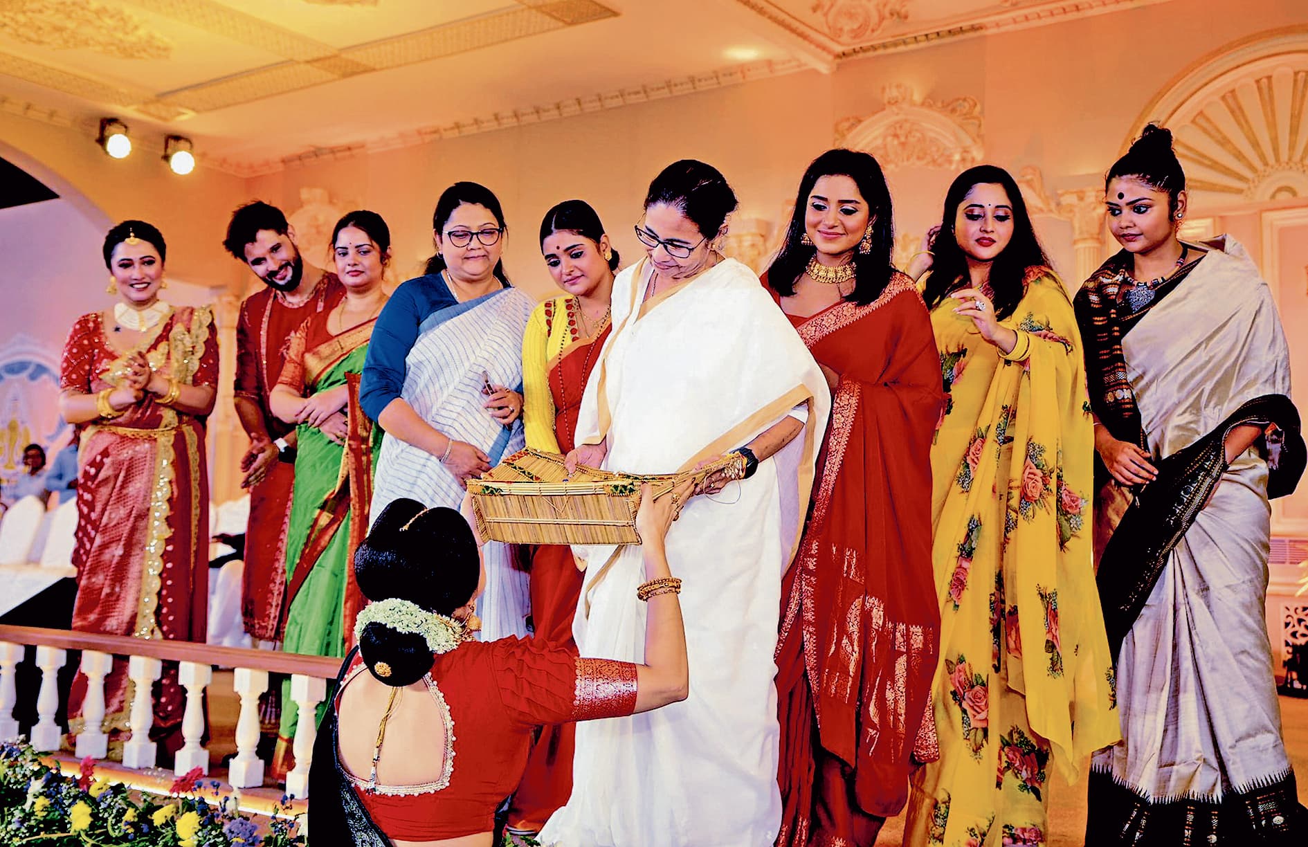 पूजा कार्निवल में सीएम के संगीतबद्ध गीतों पर झूमे कलाकार