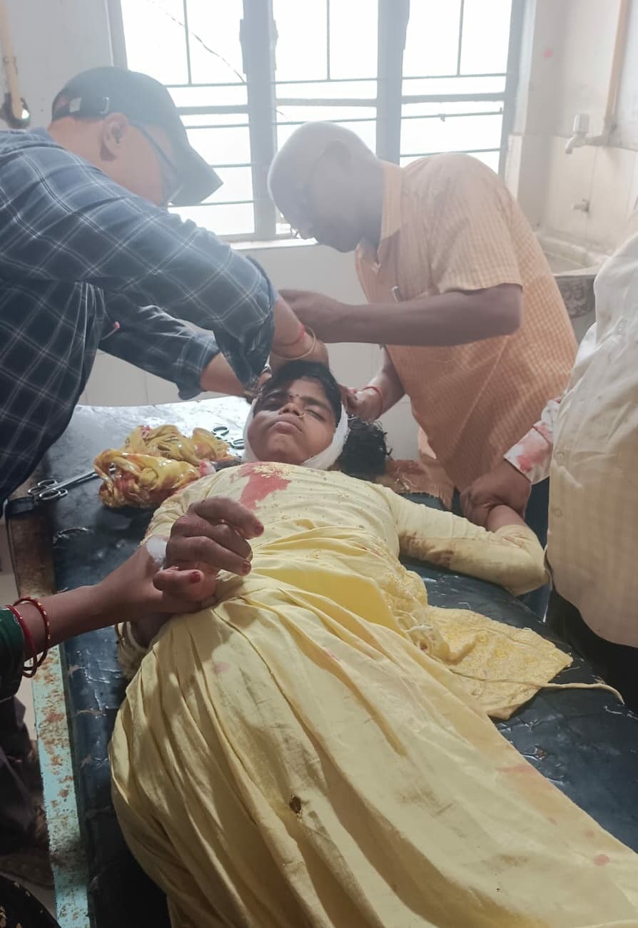 ट्रेन में चढ़ने के दौरान महिला गिरकर घायल