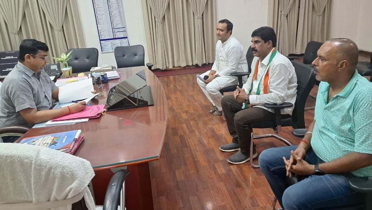 स्मार्ट प्रीपेड मीटर के खिलाफ कांग्रेसजनों ने किया विरोध प्रदर्शन