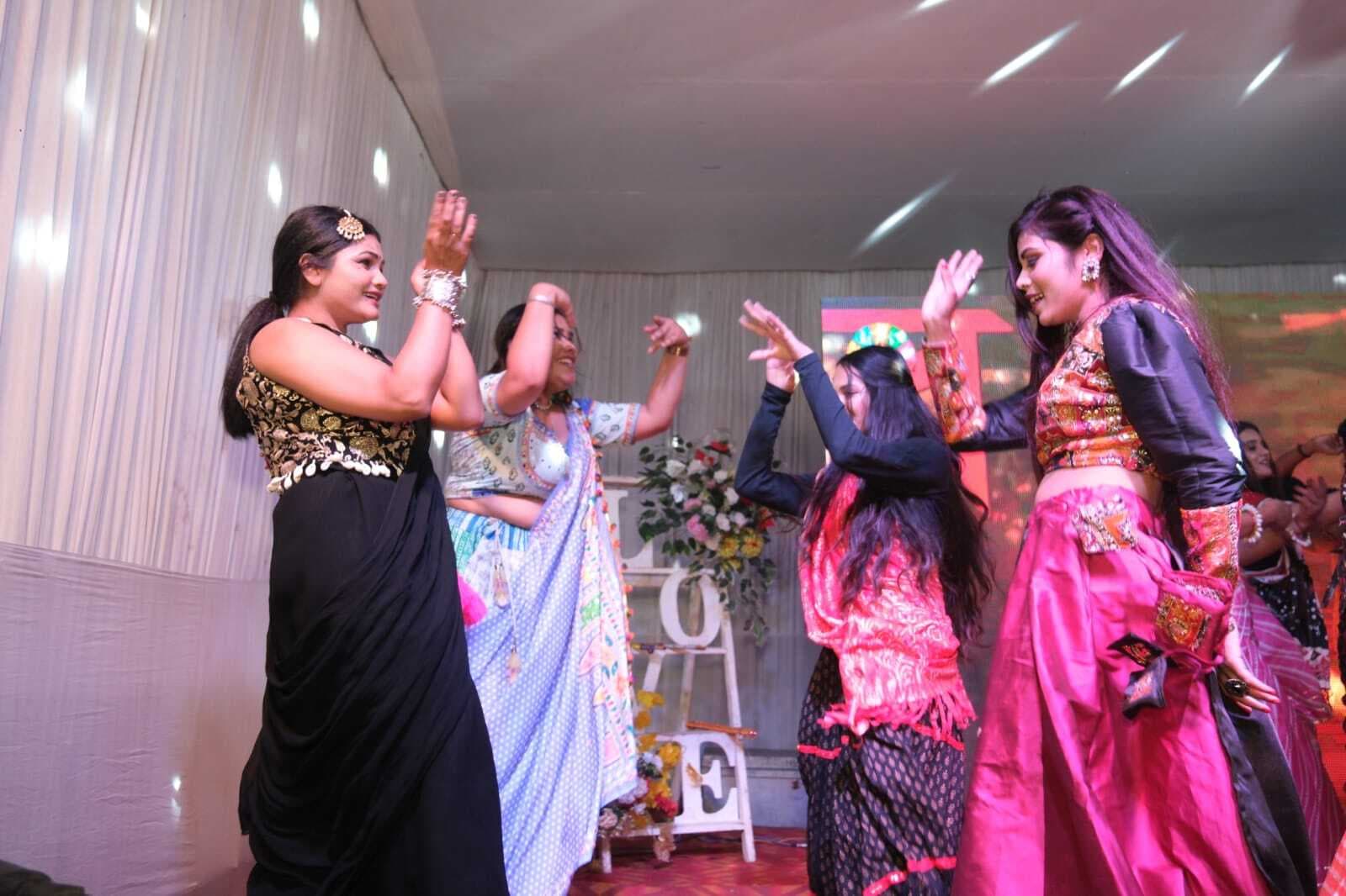 डांडिया के साथ गीत, नृत्य पर झूमते रहे लोग