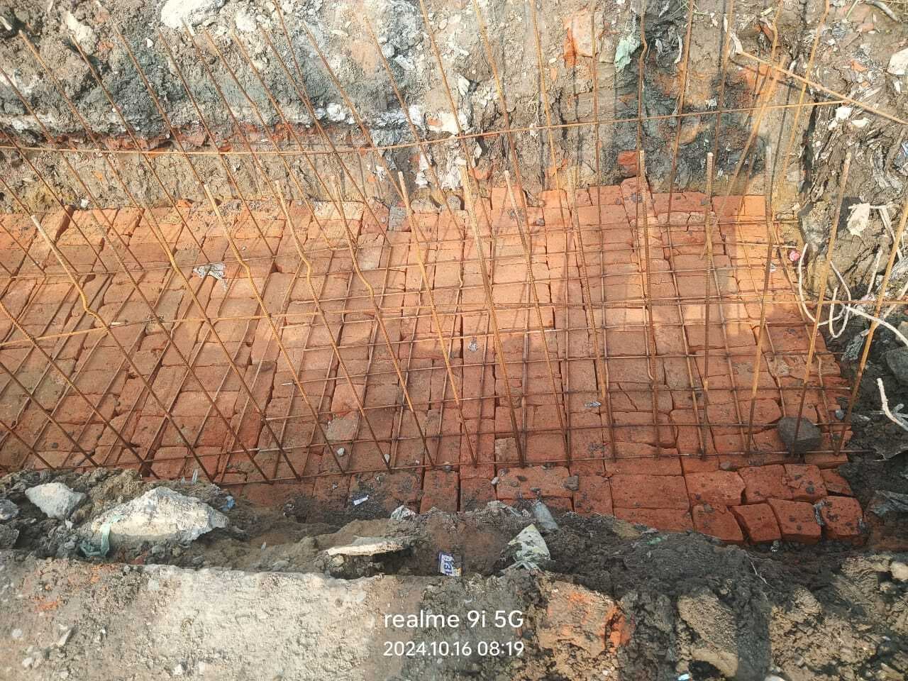 नाला निर्माण में संवेदक बरत रहे अनियमितता