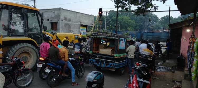 रेलवे फाटक के पास ओवरब्रिज नहीं होने से राहगीर परेशान