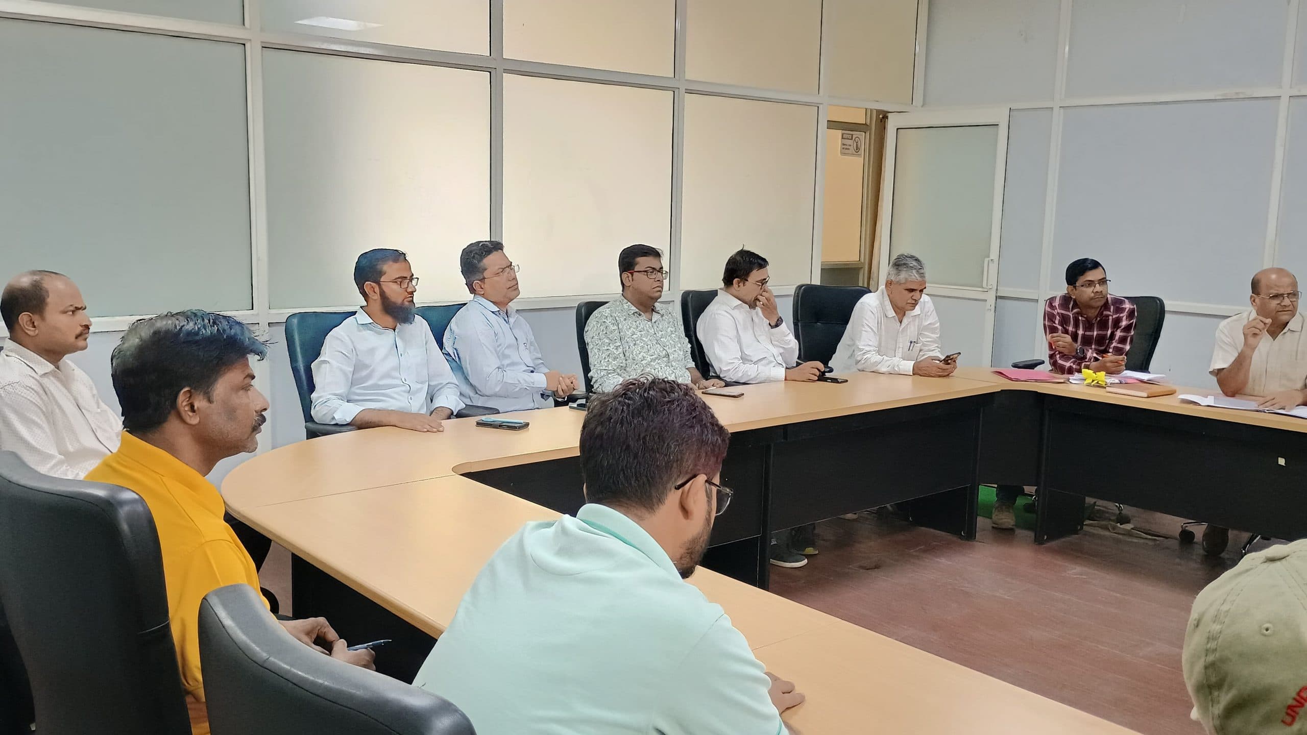 वित्त व परीक्षा सहित सभी विभागों के साथ कुलसचिव ने की बैठक