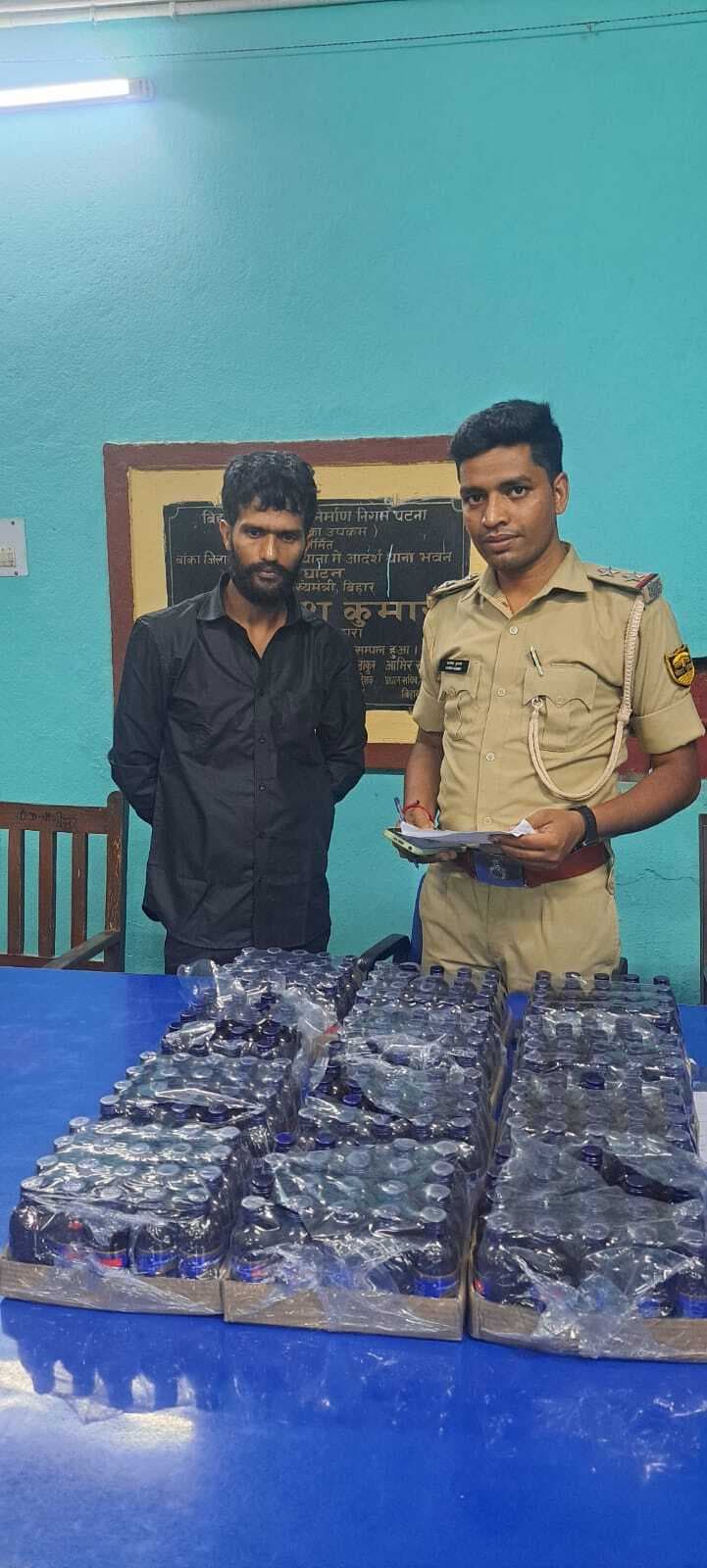 239 बोतलें प्रतिबंधित कफ सिरप जब्त, ऑटो चालक गिरफ्तार