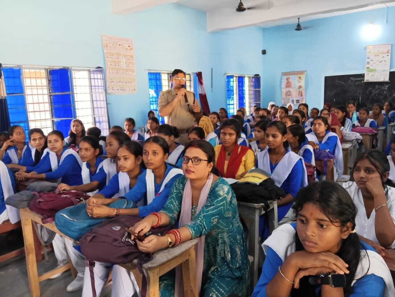 छात्राओं को साइबर अपराध के खिलाफ किया जागरूक