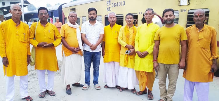 गायत्री परिवार के 40 लोग हरिद्वार के लिए रवाना