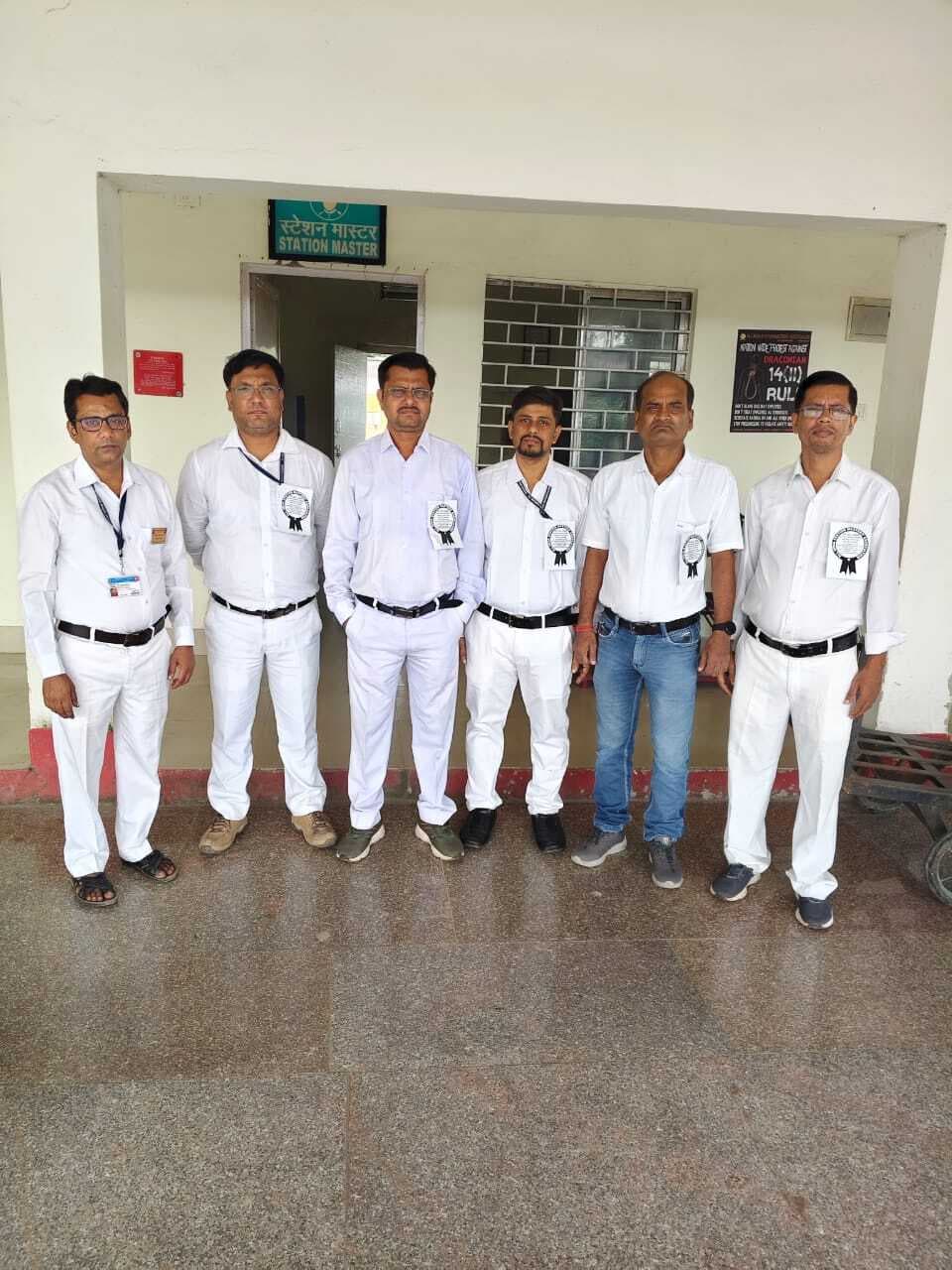 रेलवे स्टेशन मास्टरों ने विभिन्न मांगों को ले पेंडिंग डिमांड बैच लगाकर की डयूटी