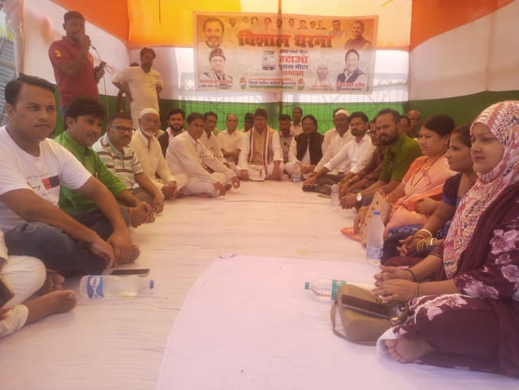 प्रीपेड स्मार्ट मीटर हटाने की मांग को ले कांग्रेस कार्यकर्ताओं ने विद्युत विभाग के कार्यालय के समक्ष दिया धरना