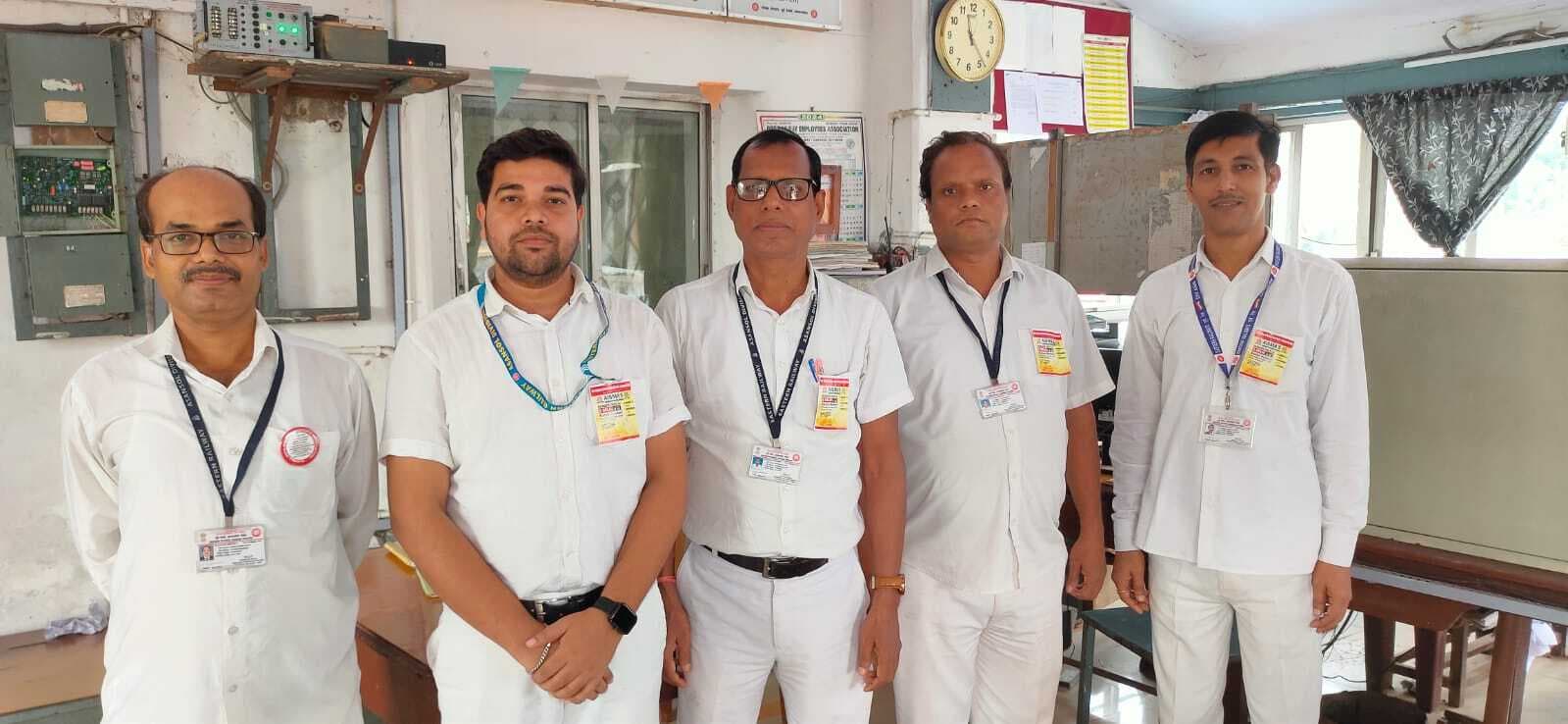 रेलवे बोर्ड की नीति के विरोध में पेंडिंग डिमांड बैज लगा कर रेलवे स्टेशन मास्टरों ने की ड्यूटी