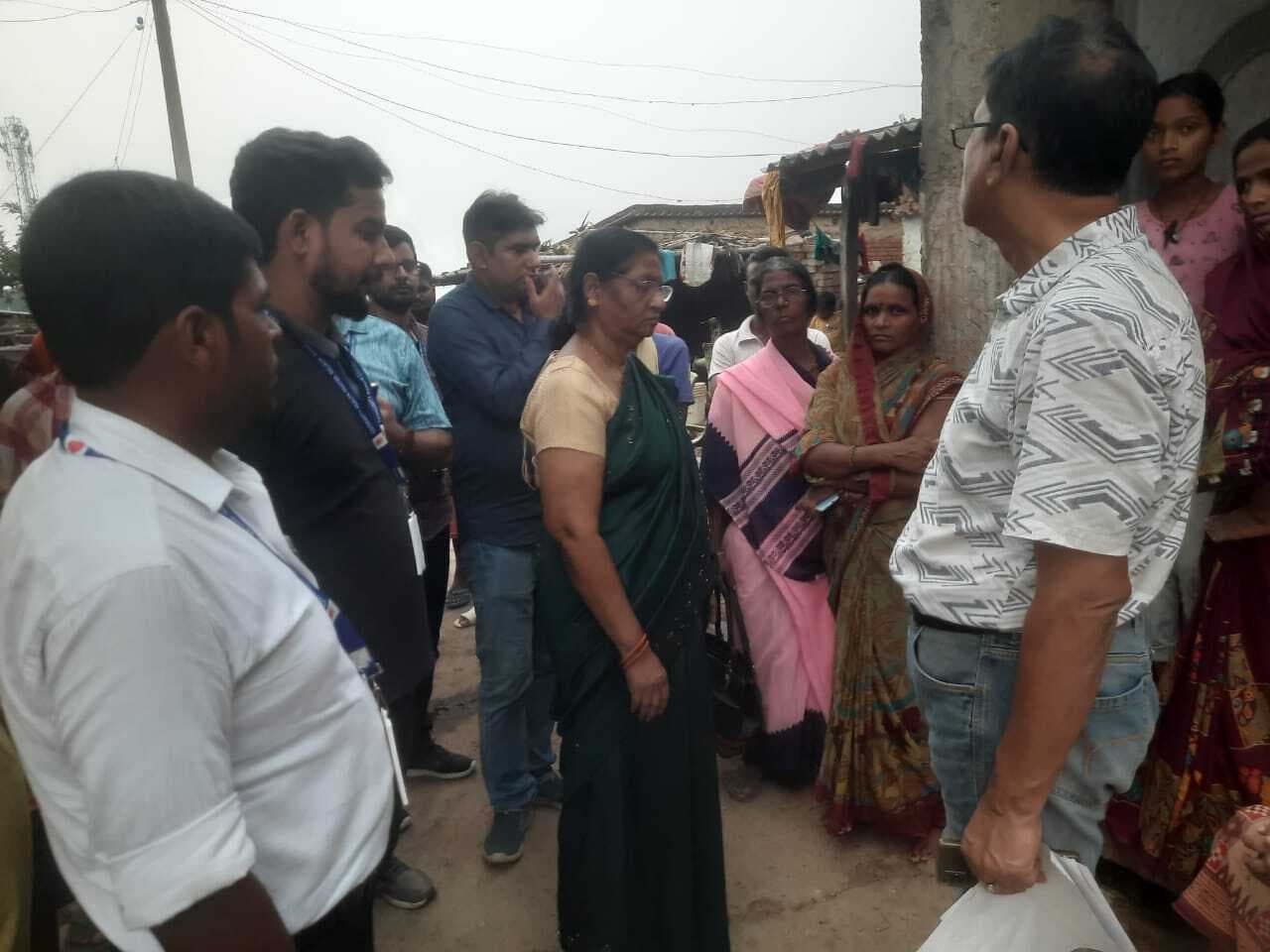 सिविल सर्जन ने डायरिया पीड़ित गांव का किया निरीक्षण, दिए कई आवश्यक दिशा-निर्देश