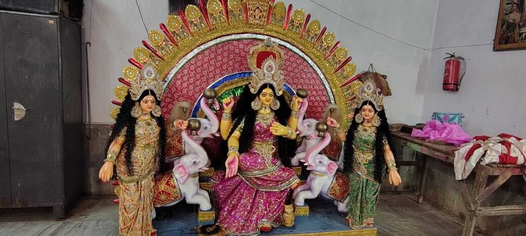 श्रद्धालुओं ने की मां महालक्ष्मी की पूजा