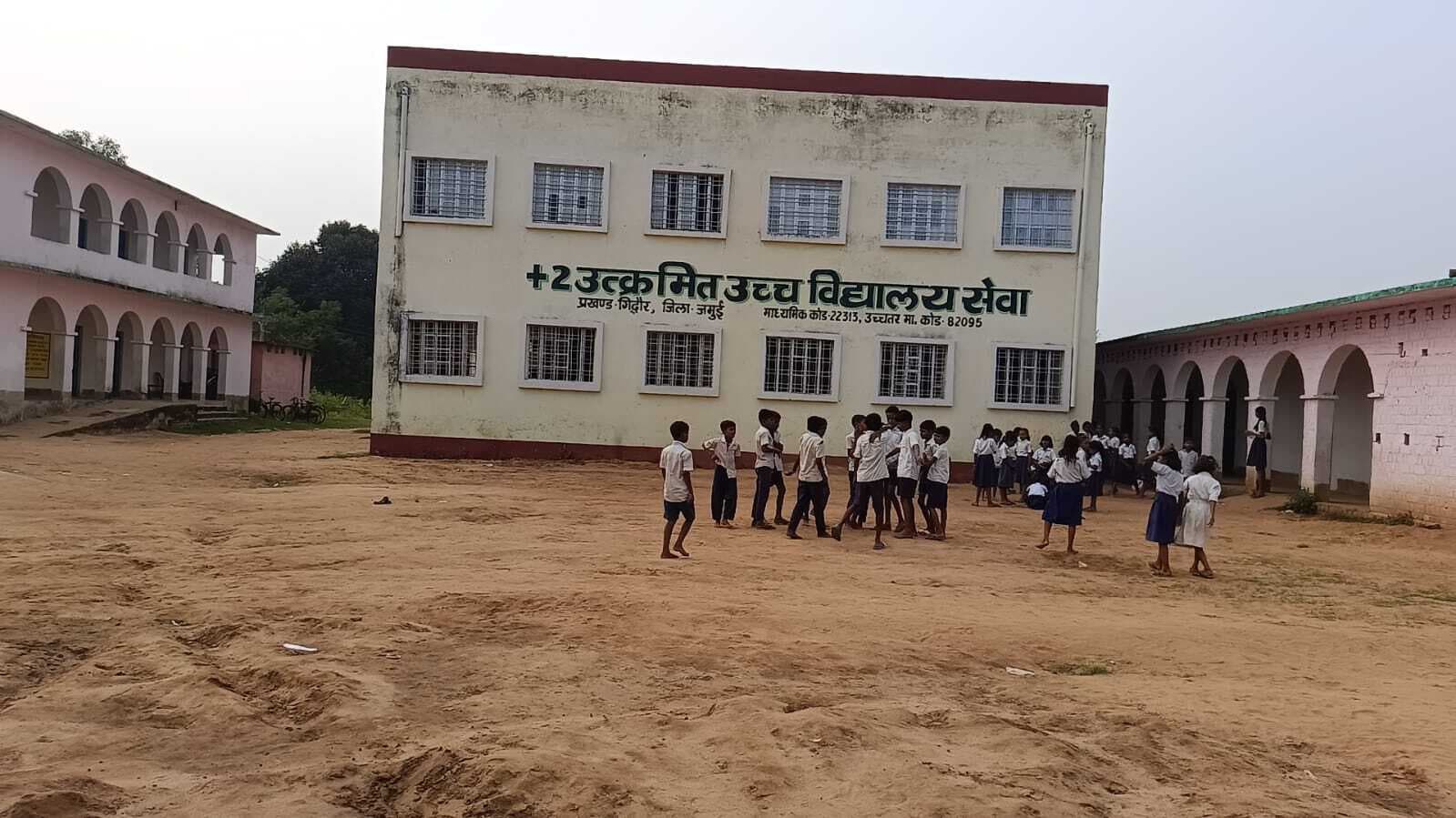 वर्ग संचालन के समय आराम करते हैं शिक्षक, मैदान में खेलते हैं बच्चे