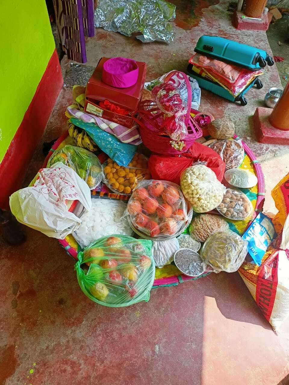 Madhubani News. हर्षोल्लास के संग मना कोजागरा का पर्व, बांटे गये मखाना बताशा