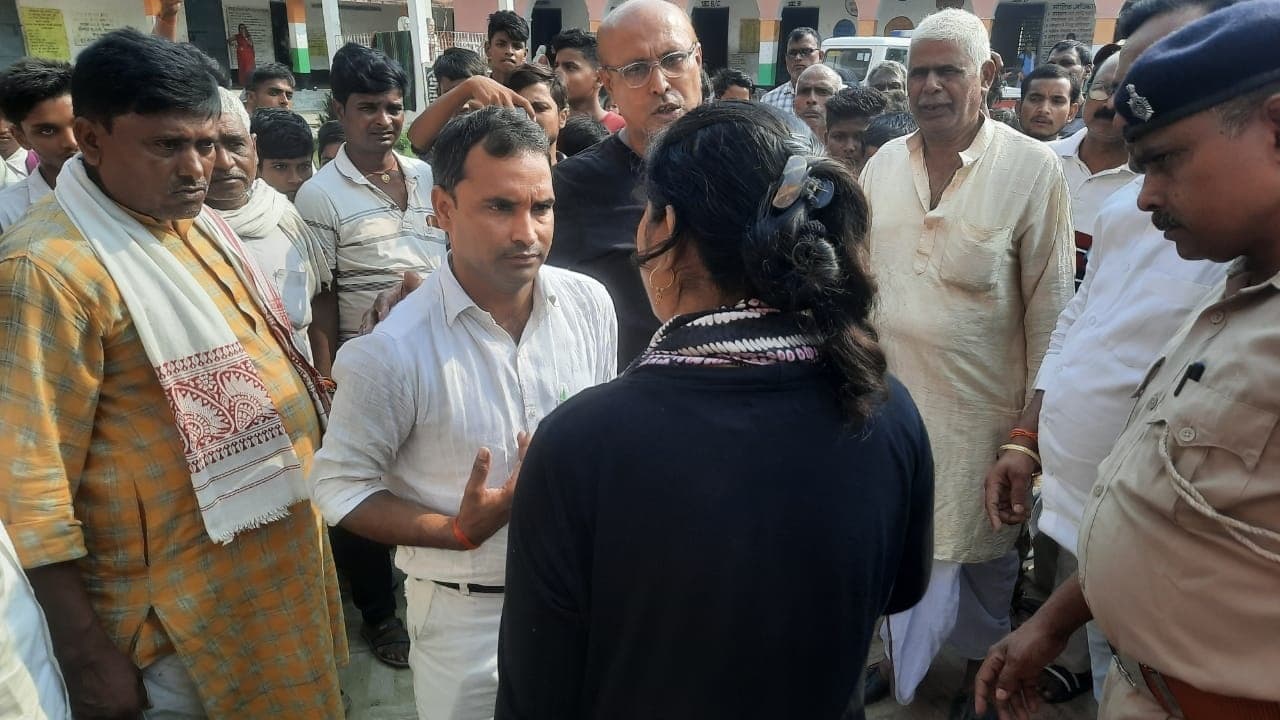 Samastipur News: इनायतपुर धमौन विद्यालय के शिक्षक ने शिक्षिका को जड़ा तमाचा