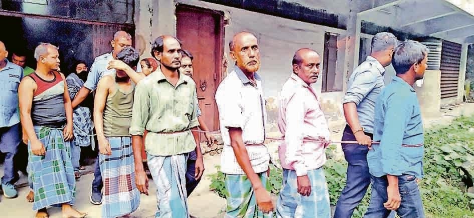 फरीदपुर : बमबाजी से दहला आरती ग्राम दर्जनों बदमाशों ने िकया तांडव, की मारपीट