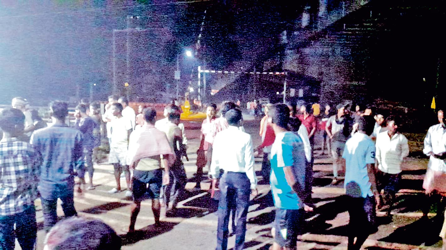 तपसी रेल फाटक को अचानक बंद करने पर स्थानीय लोगों ने जताया विरोध