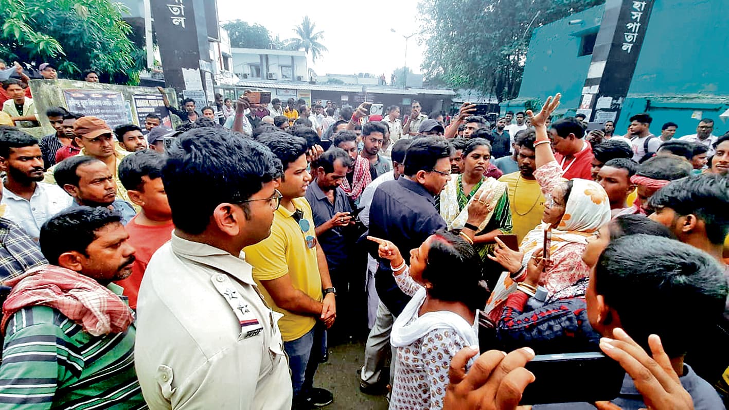 जिला अस्पताल में रोगी की मौत, इलाज में चूक के आरोप पर शव के साथ चक्काजाम