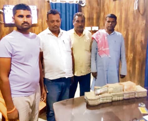 Gopalganj News : यूपी से कार में 17.22 लाख रुपये लेकर जा रहे चार लोग बलथरी में पकड़ाये
