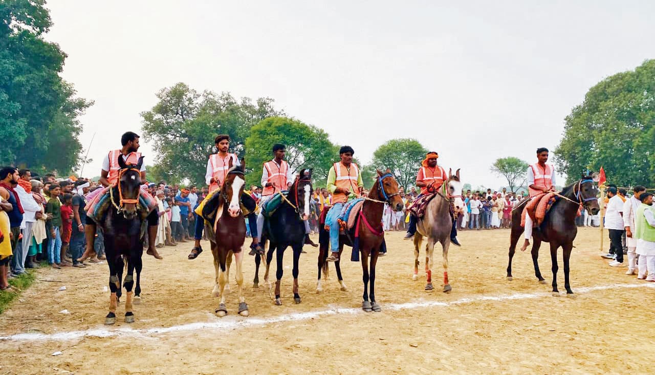 Buxar News : घुड़दौड़ प्रतियोगिता में एकता एक्सप्रेस का खिताब पर कब्जा