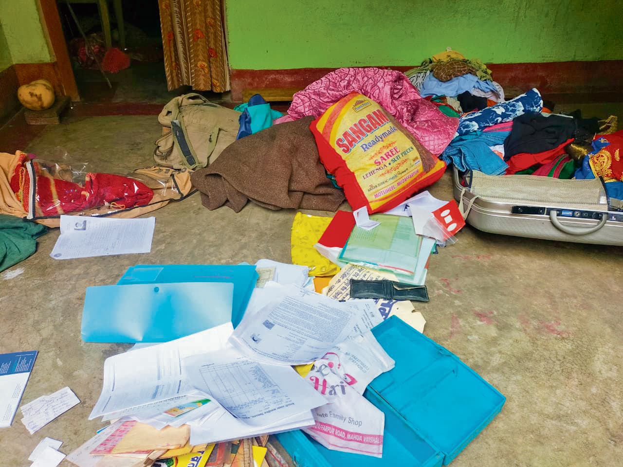 hajipur news. रिटायर्ड सैनिक के घर से छह हजार रुपये व तीन लाख रुपये के आभूषण की चोरी