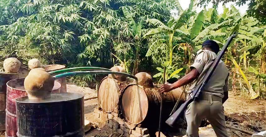 hajipur news. तेरसिया में पुलिस ने देसी शराब की भट्ठी को किया ध्वस्त, एक धंधेबाज गिरफ्तार