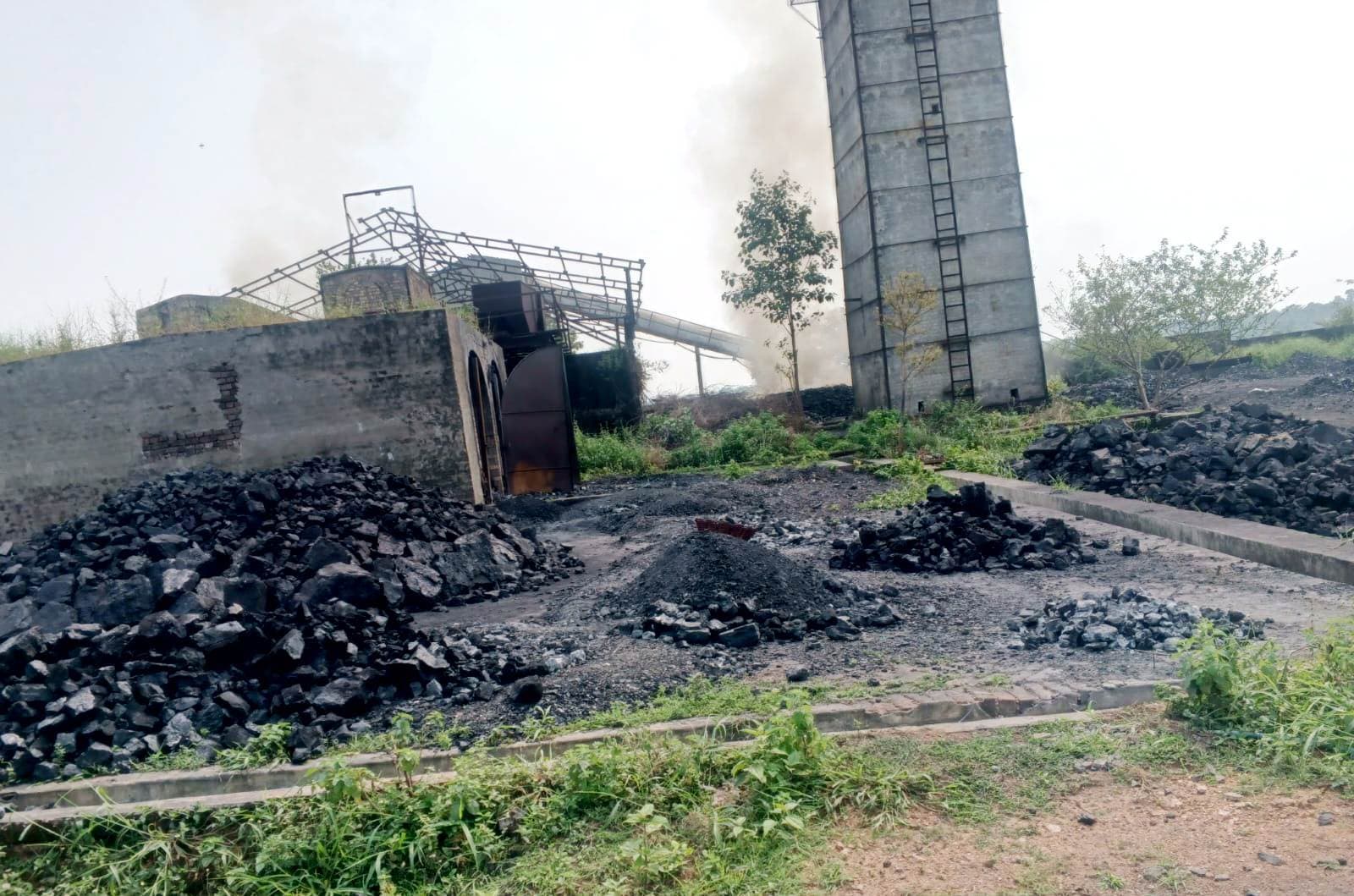 BOKARO NEWS : फैक्ट्री में छापा, कई टन कोयला और दो ट्रक जब्त