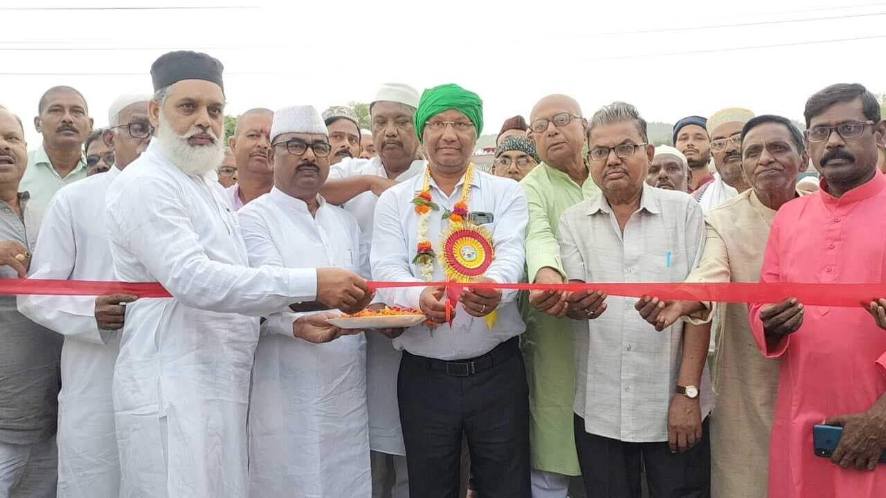 Dhanbad News: चादरपोशी के साथ लोयाबाद में उर्स शुरू